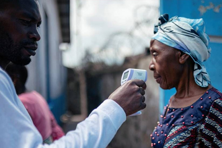 Nhân viên y tế kiểm tra bệnh nhân Ebola tại Congo